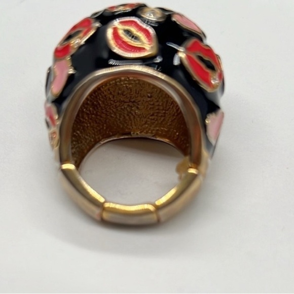 Betsy Johnson, Marilyn hugs and kisses stretch ring and earrings - Picture 1 of 3